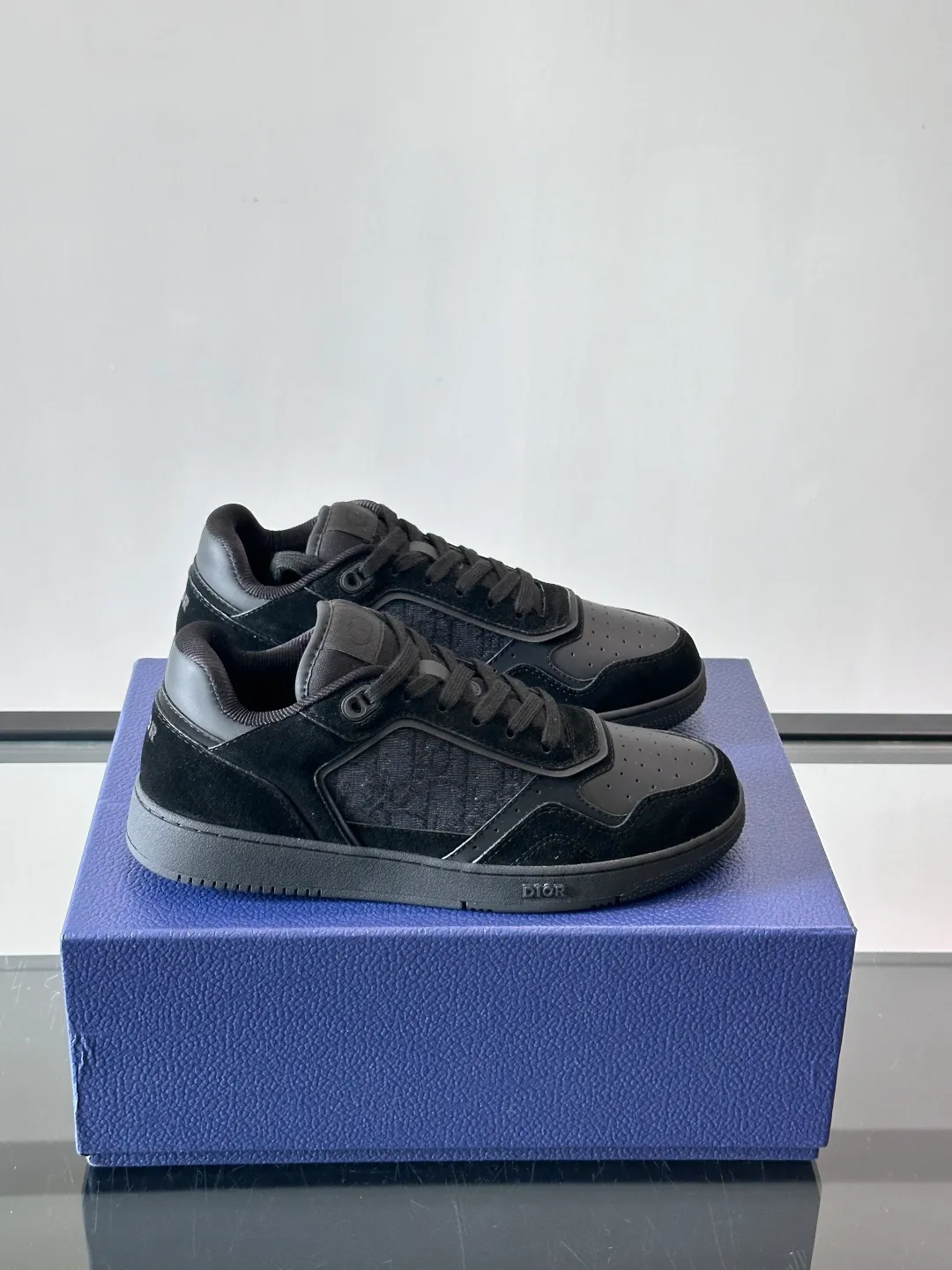 Men's shoes 💰p400 "DIO＊" low-top B27 casual sports shoes, this B27 low-top B27 Dio*'s classic item comes from the DIOR.TEARS joint series. Carefully crafted from first-grain cowhide, it is decorated with laser-drawn Oblique prints and is layered with cotton styling details to display the 💰peace Sign pattern from the Dio*Tears collaboration series. It is paired with white Oblique Galaxy print-effect leather panels to enhance the style. The two-tone rubber sole, tongue and backside feature the Dior Tears logo, CD Icon eyelets and rich classic details. Elevate any outfit and pair with other Dior Tears pieces for matching looks. Size: 38-44